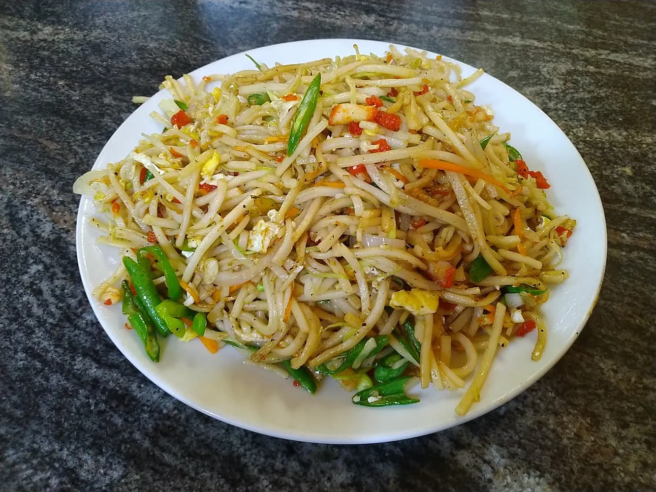 Chicken noodles stir fried with vegetables